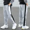 92052-Pantalones Deportivos Casuales Elásticos con Estampado de Letras Personalidad Deportiva para Niños de Tallas Mediana y Grande Primavera 2023 Nuevo Niños Yang Temprano Niños Niños Niños