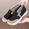 Zapatos de tela Old Beijing hechos a medida, transpirables, con suelas suaves, diseñados para madres, planos y antideslizantes, zapatos casuales para mujer
