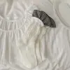 Meias de Renda Xadrez Azul para Mulheres Miu Estilo Ballet Padrão Vertical Meias de Comprimento Médio Meias Largas Estilo Universitário Primavera e Verão