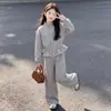 Conjunto de Menina Primavera e Outono 2026 Novo Estilo Versão Coreana para Crianças de Meia-Idade e Mais Velhas Top Elegante com Gola Alta Calça de Pernas Largas Conjunto de Duas Peças