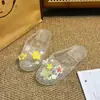 2026 Chinelos de Cristal Florais Meio Chinelos Transparentes Sandálias Versáteis Primavera Verão Decorações Acessórios Crocs Atacado