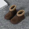 Botas Infantis 2024 Inverno Novo Estilo Sapatos para Meninos Botas Curtas para Meninas Forradas com Dupla Lã de Algodão Botas de Algodão Camurça Solado Macio Estilosas