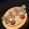¡Aros de Perla! Aretes Redondos de Perla y Circonia Chapados en Oro Real de 14K, Lujo Ligero, Sensación de Alta Gama, Joyería de Nicho, Versátiles