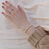 Pulsera de perlas de agua dulce francesas sencillas para mujer, con perla morada uva, diseño en oro de 14 quilates, pulsera ligera de lujo ajustable.