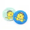 26 emblemas redondos bordados feitos sob medida, broches decorativos de lata personalizados, broches de desenho animado estilo alfinete bordados em toalha