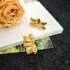 Pendientes de Acero Inoxidable de Cinco Pétalos Exagerados de Lujo Ligero de Nicho Retro Desgastados con Líneas Nuevos Versátiles de Venta Caliente Transfronterizos Europeos y Americanos