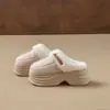 Pantuflas de Algodón Grueso para Mujer que Aumentan la Altura 2026 Otoño/Invierno Nuevos Zapatos Cerrados de Algodón Antideslizantes Forrados de Felpa Cálidos para el Hogar