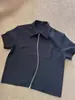Camisa Negra de Manga Corta con Doble Cremallera en Forma de S para Hombre en Verano Cleanfit de Gama Alta Atractivo Diseño de Nicho
