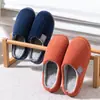Pantuflas de algodón de felpa gruesa con suela gruesa para invierno para parejas en interiores, pantuflas peludas cálidas y cómodas para el hogar antideslizantes