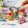Llavero Auténtico de Patineta Lindo y Moderno de Crayon Shin-Chan Colgante Divertido y Sanador para Mochila de Estudiante Regalo Creativo Femenino
