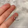 Colar Lua de Gelo e Água V-Gold com Padrão de Diamante Leite Fragrante, Design Estilo Chanel Cravejado de Diamantes, Banhado a Ouro Rosa 18K, Corrente para Clavícula CNC de Luxo Leve