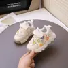 Tênis infantil 2026 modelo primavera e outono, com pequena decoração floral, sola macia, antiderrapante, respirável, com velcro para meninas pequenas, tênis estilo "dad shoes" para crianças