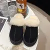 Pantuflas esponjosas de suela gruesa para mujer, para usar en exteriores, nuevo estilo 2026, invierno, con forro polar adicional para abrigar, botas de nieve, empalme de cuero y pelo, semiabiertas, zapatos de algodón