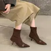 Botas de tornozelo de bico fino para mulheres, nova coleção outono/inverno 2026, botas de salto agulha, botas curtas de salto alto, botas justas com forro de fleece, botas da moda