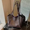 Bolsa de luxo leve com textura tecida para mulheres, nova popular de verão 2026, bolsa de ombro para o dia a dia, bolsa tote de grande capacidade
