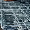 Los fabricantes producen malla galvanizada soldada de sarga bajo en carbono Meige, cercas para ganado vacuno y ovino, malla de alambre de púas, malla de protección para ventanas