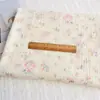 Tecido de gaze de algodão para bebê com pequeno padrão floral estilo coreano, camada dupla, tecido crepom, material para pijamas infantis, mantinha de swaddle