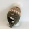 Bonitos y adorables gorros de otoño e invierno para niños, con diseño de poner, material de punto y una serie de dibujos animados, que brindan abrigo y protección para los oídos para bebés y niños pequeños.
