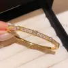 Pulsera de Cierre Cuadrado con Circonia Chapada en Oro Real de 18 Quilates, Moderna y Versátil, Joyería de Lujo Ligero de Alta Gama para Mujeres