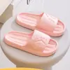 Novos Modelos de Chinelos Domésticos Qidashun para Homens e Mulheres, Chinelos Fofos de Desenho Animado para Casais, Chinelos de Eva Resistentes ao Desgaste e Respiráveis para o Verão