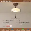 Lustre de escada estilo francês moderno de meados do século, feito sob medida para casas duplex, apresentando um design giratório e luzes em formato de cogumelo, uma luminária de designer feita de ferro