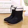 Pacote Calçados de Chuva Moda Feminino Inverno Antiderrapante Cano Médio Calçados Aquáticos Botas de Chuva Botas de Chuva Curtas Calçados para Lavar Carro Cozinha Sapatos de Borracha Tendência