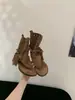 Sandálias de dedo com design de nicho vazado estilo francês Chuyuji para mulheres, novo modelo de verão 2026, botas de cano médio estilo Maillard