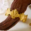 Pulseira Cruzada Europeia e Americana com Folhas e Flores Irregulares Série Oceano em Aço Inoxidável para Mulheres com Padrão Suave de Martelamento Metálico Personalizado