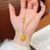 Nuevo Modelo Colgante de Disco Hueco con Símbolo de Fortuna Chapado en Oro de la Misma Joyería de Oro, Venta al por Mayor Directamente del Fabricante para Comercio Electrónico en Vivo