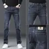 Jeans preto de alta qualidade novo para primavera masculina, corte reto slim, calças casuais versáteis e elásticas para primavera e outono