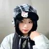 Nuevo Sombrero Lei Feng a Cuadros de Gato y Conejo Lindo 2025 para Mujer, Sombrero de Felpa Cálido Dulce para Otoño e Invierno con Forro Polar y Protección para las Orejas