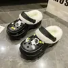 Zapatos de agujero con suela gruesa para mujer, ropa exterior de verano 2024, nuevos, antideslizantes, para oficina, playa, baotou, medias zapatillas, mujeres, venta al por mayor