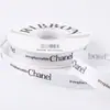 Fita impressa em inglês de 2 cm com um toque de luxo, usada para embrulhar buquês, decorar caixas de presente e como material artesanal para floristas.