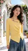 Camiseta Branca de Manga Longa com Recorte Irregular para Mulheres, Peça Básica Estilosa para Primavera e Outono com Design Único, Top que Marca a Cintura