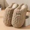 26 Nuevas Pantuflas de Algodón de Invierno Cómodas para el Hogar Color Caramelo Estilo Marcado para Hombres Mujeres Estilo Pareja Pantuflas de Algodón Cálidas Venta al por Mayor