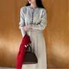 Suéter Cardigan de Gola Redonda Suave de Botão Único + Saia Estilo Francês Novo para Outono e Inverno - Conjunto de Duas Peças da Moda para Mulheres