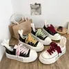Sapatos Brancos Casuais Respiráveis com Solado Grosso Aumentadores de Altura 2025 Novos Sapatos de Lona de Outono Versáteis Estudante Plataforma Estilosos