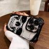 Funda para Teléfono Móvil Estilo Calle Oscuro Patrón de Calavera Pintada a Mano iPhone18Pm Esquina Cuádruple Airbag Anti-Caída Cubierta Protectora Galvanizada
