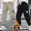 Pantalones de trabajo forrados de forro polar para niños, estilo primavera y otoño, pantalones largos cónicos, nueva colección primavera 2026, para niños mayores, pantalones deportivos de moda