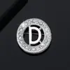 Nuevo Broche de Letra Capital Redonda Incrustada con Diamantes de Amazon Accesorios Creativos para Traje de Negocios de Hombres Fabricante