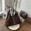Bolso tejido vintage de gran capacidad para mujer, nuevo bolso cruzado de moda otoño 2026, bolso de hombro de alta calidad con textura para el día a día