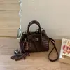 2026 Mini bolsa balde com padrão de trama francesa design de fivela de couro bolsa de mão de nicho bolsa de ombro bolsa feminina para o dia a dia cesta de frutas