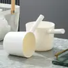 Regadera blanca simple para regar plantas, pala de plástico para uso doméstico, diseño profundizado y engrosado con asa