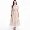 Fuente de distribución de ropa para mujer dropshipping: Vestido corto tipo blusa abullonado con manga corta, bordados elaborados, lentejuelas, encaje y una falda de dobladillo amplio