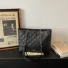 Bolsa de Ombro Tote Acolchoada Elegante de Grande Capacidade Nova Estilosa Versátil de Luxo Simples Casual Primavera 2026