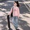 Conjunto de dos piezas de sudadera linda con cuello para niños medianos y mayores primavera/otoño 2026 y jeans estilo universitario con lazo, atuendo de moda