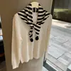 Chal de punto a rayas estilo coreano con pompones, una bufanda versátil para usar en capas en otoño e invierno, perfecta para añadir un toque decorativo, atar y proteger el cuello; un pañuelo triangular