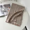 Lenço xadrez versátil para mulheres, lenço de imitação de cashmere xadrez de inverno, fabricante atacadista, xale espesso e aquecedor de pescoço para estudantes