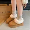 Botas de neve curtas da moda para mulheres, sapatos de pelúcia grossos com forro de fleece para o inverno, novo estilo 2026, sola grossa, quentes, calce fácil, sapatos de algodão