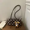 Elegante y exquisito bolso de hombro y bolso de mano con lunares grandes, de la nueva colección otoño 2026, un artículo de nicho, de alta calidad, moderno y versátil.